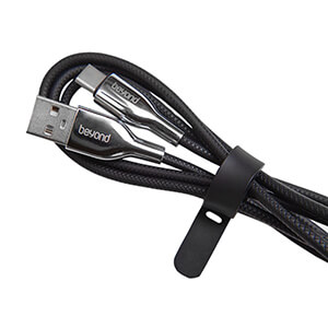 خرید و قیمت کابل تایپ سی بیاند 556 رشته‌های مسی کابل با روکش پارچه‌ای از الیاف نایلون پوشیده شده‌اند که آن را در برابر خم شدن، کشیده شدن و گره خوردن مقاوم می‌سازد. BaziAcc.ir