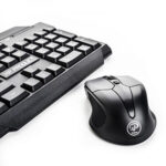 کیبورد و ماوس بی‌سیم ایکس-پی مدل : XP-W4200G  تجربه‌ای جدید از کیبورد و ماوس سطح بالای کیفیت و قیمت مناسب، ست کیبورد و ماوس بی‌سیم ایکس-پی مدل XP-W4200G از برند محبوب XP Product، ترکیبی کامل از سبک زندگی و عملکرد عالی را فراهم می‌کند. کیبورد این ست با 104 عدد کلید فیزیکی، BaziAcc.ir