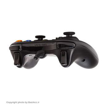 دسته از طریق کابل 2 متری به کنسول اتصال می‌یابد و این امکان را به شما می‌دهد تا به کامپیوترها و لپ‌تاپ‌های خود نیز متصل کنید. BaziAcc.ir