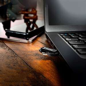 ویژگی ها :  ظرفیت: 64 گیگابایت رابط: USB 3.2 Type-A & Type-C (چرخشی دو منظوره)  فرم فاکتور: USB Flash Drive  نوع ذخیره ساز: فلش مموری BaziAcc.ir