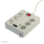 این محافظ با استفاده از مغز سرامیکی و پلاستیک ABS باکیفیت، سهولت و مقاومت را به یکدیگر تلفیق کرده است. سه پریز ارتدار و سه پریز ارتندار این مدل با زاویه 45 درجه، به شما امکان اتصال همزمان 6 وسیله را میدهد. BaziAcc.ir