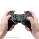 دسته DualShock 3 با طراحی مطلوب و ارگونومیک، برای ساعت‌ها بازی کردن بدون خستگی را فراهم می‌کند. BaziAcc.ir
